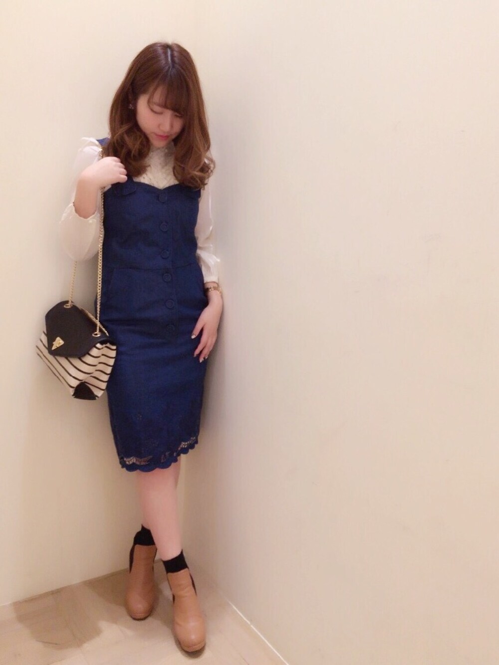 「春、オトナカジュアル、デニム、Supreme.La.La.、刺繍、ワンピース、タイト、ブラウス、ボヘミアン、膝丈」｜「Supreme.La.La.のギャザースカシレースブラウス（シャツ/ブラウス、ホワイト系）」を使った、Ayaka Hishizakiさん（レディース・156cm）の冬コーディネートの1枚目の写真