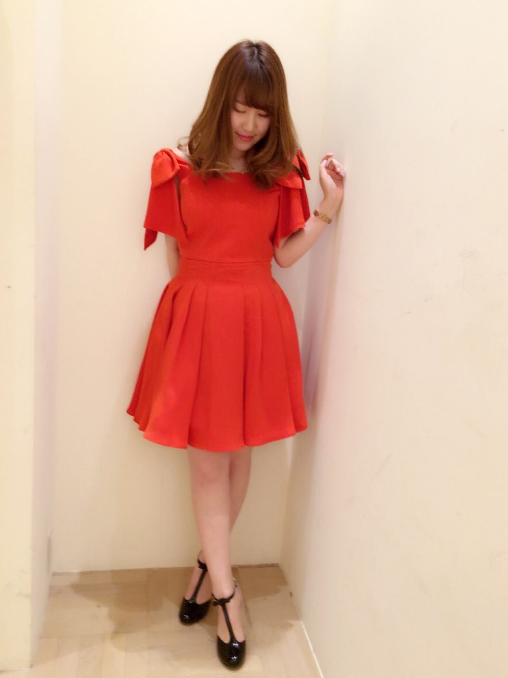 「Supreme.La.La.、ドレスシューズ、ドレス、赤、オレンジ、リボン、パーティースタイル、パンプス、黒、ヒール」｜「Supreme.La.La.の【non-no3月号掲載】リボンフレアードレス（ワンピース、レッド系）」を使った、Ayaka Hishizakiさん（レディース・156cm）の冬コーディネートの1枚目の写真