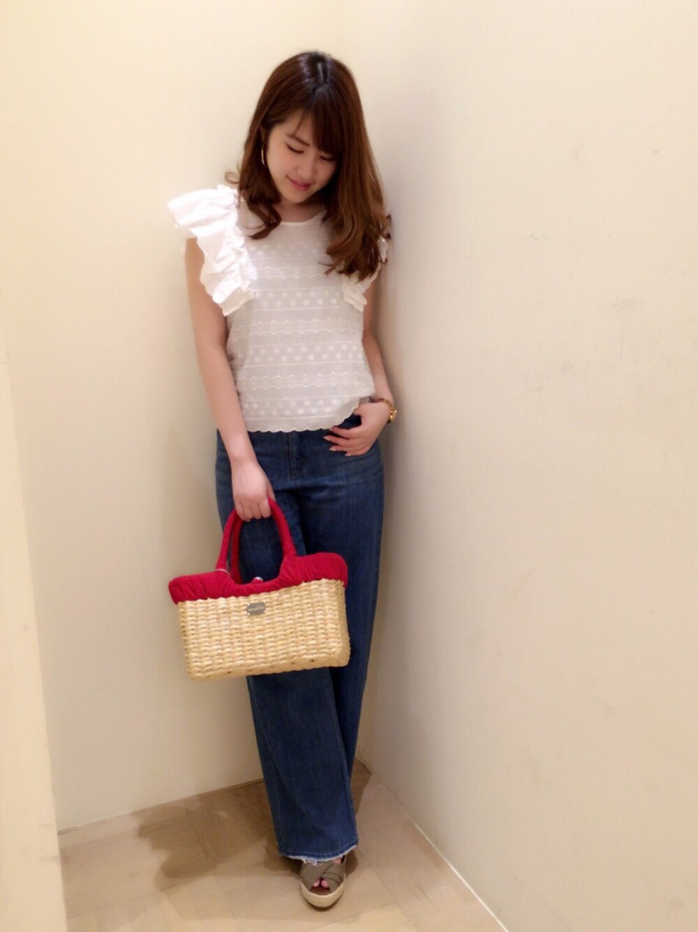 「Supreme.La.La.、シンプル、白、デニムパンツ、夏、サンダル、ブラウス、カーキ、かごバッグ、赤」｜「Supreme.La.La.の【美人百花6月号掲載】フープピアス（ピアス（両耳用）、ゴールド系）」を使った、Ayaka Hishizakiさん（レディース・156cm）の夏コーディネートの1枚目の写真