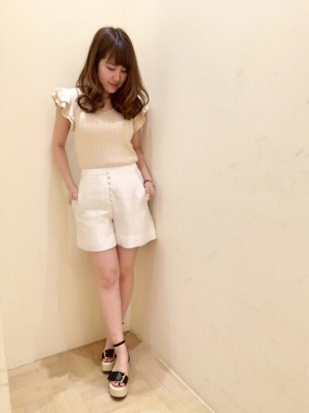 「夏、シンプルスタイル、Supreme.La.La.、フリル、ショートパンツ、フェミニン、大人ガーリー、ベージュ、ホワイト、サンダル」｜「Supreme.La.La.の【美人百花掲載】フリルリブトップス（ニット/セーター、ピンク系）」を使った、Ayaka Hishizakiさん（レディース・156cm）の夏コーディネートの1枚目の写真