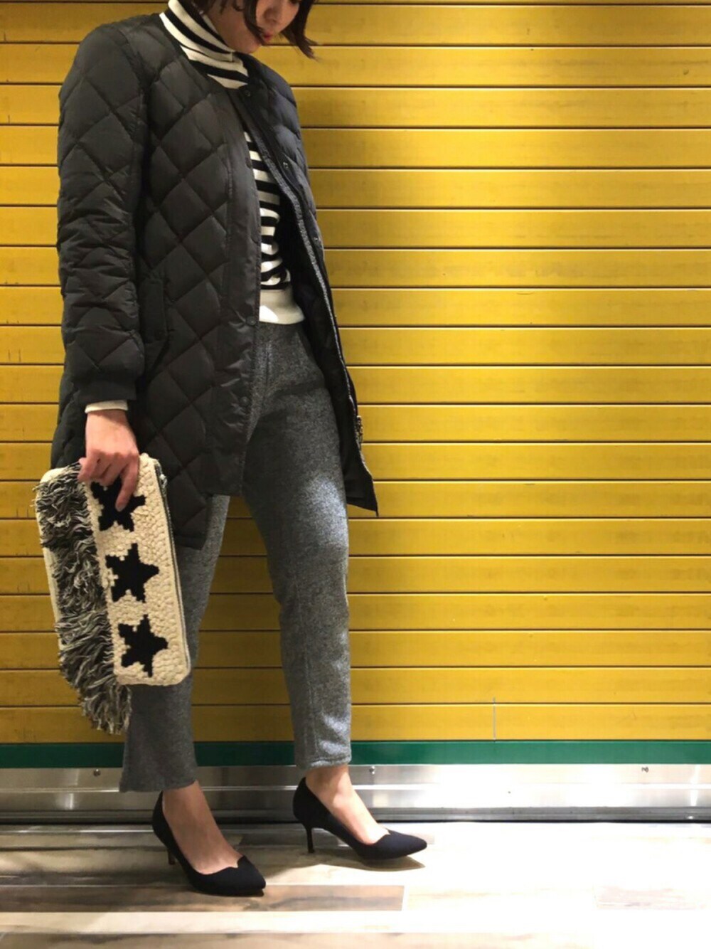 グレー系のダウンジャケット/コート、グレー系のその他パンツ、ブラウン系のパンプスを着用したレディースの冬コーディネートの1枚目の写真