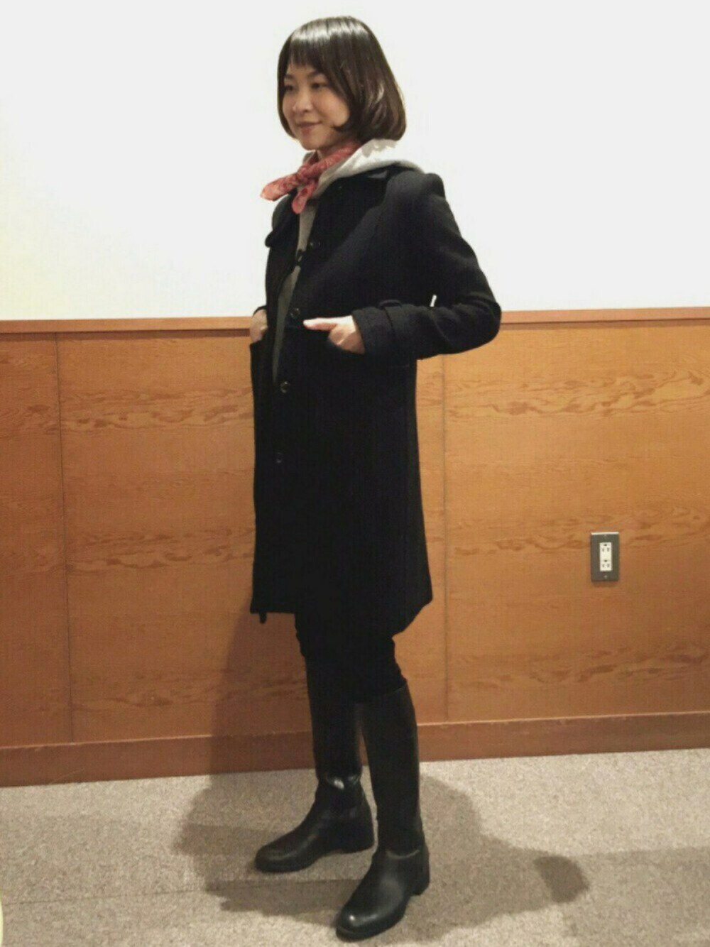 「パーカー、コート、黒、バンダナ、AZUL by moussy、URBAN RESEARCH、アーバンリサーチ、カリテ(qualite)、ストレッチパンツ、プチプラ」｜「NOMBRE IMPAIRのアイテム（ジャケット/アウター、ブラック系）」を使った、wakanaさん（レディース・161cm）の冬コーディネートの1枚目の写真