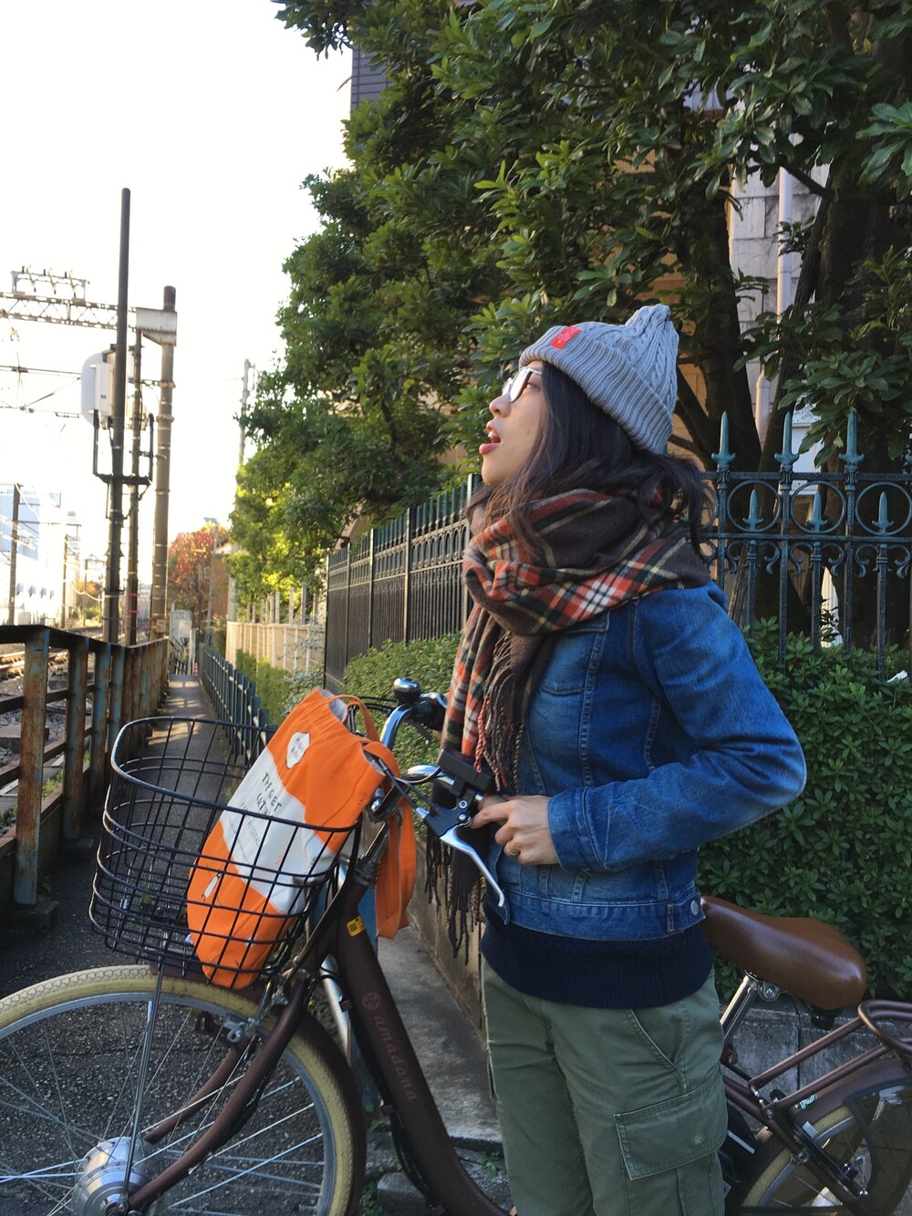 ブルー系のデニムジャケット、グリーン系のカーゴパンツ、ブルー系のニット/セーターを着用したレディースの冬コーディネートの1枚目の写真