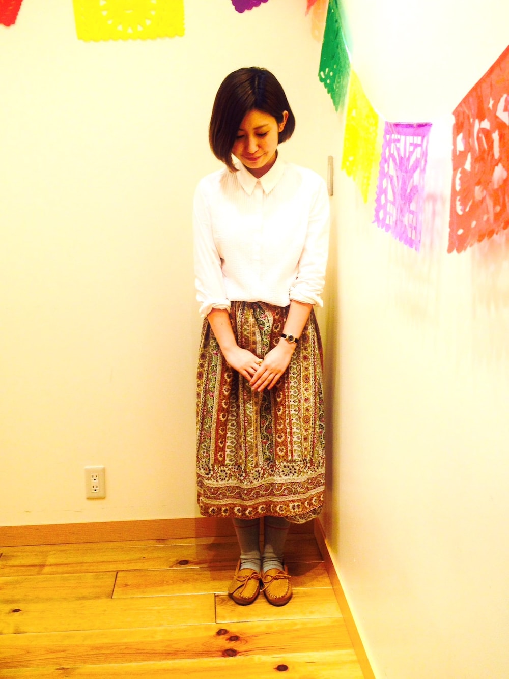 ベージュ系のモカシン/デッキシューズを着用したレディースの夏コーディネートの1枚目の写真