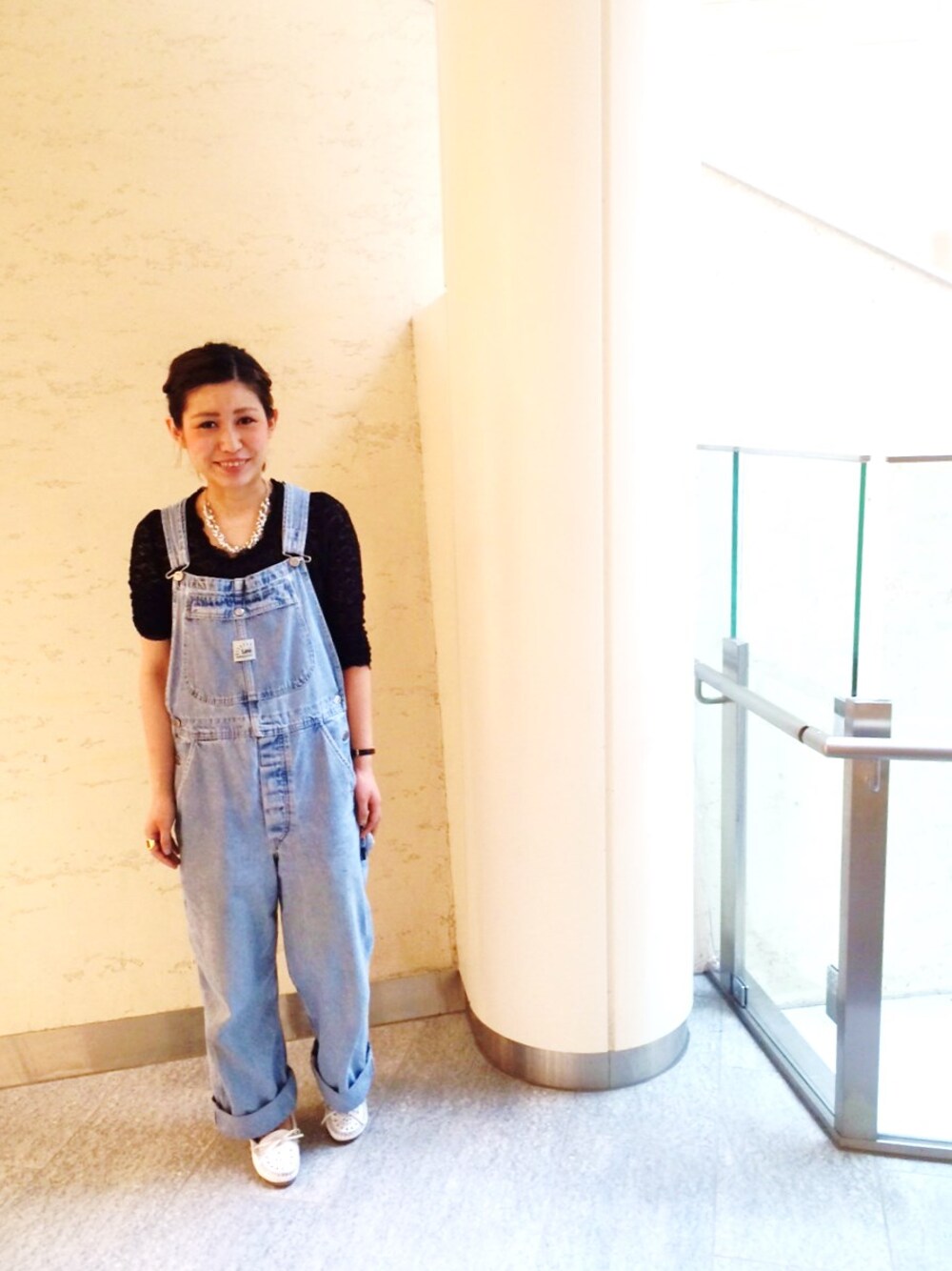 ホワイト系のモカシン/デッキシューズを着用したレディースの夏コーディネートの1枚目の写真