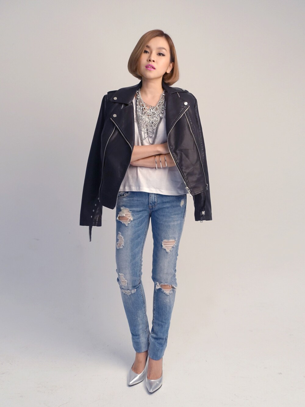 「Singapore、wearsg」｜「ZARAのアイテム（Tシャツ/カットソー、ホワイト系）」を使った、stylist/evonchngさん（レディース・157cm）の秋コーディネートの1枚目の写真