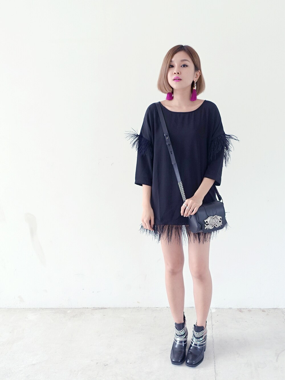 「Singapore、wearsg」｜「no brandのProwlwow feather tunic（チュニック、ブラック系）」を使った、stylist/evonchngさん（レディース・157cm）の秋コーディネートの1枚目の写真
