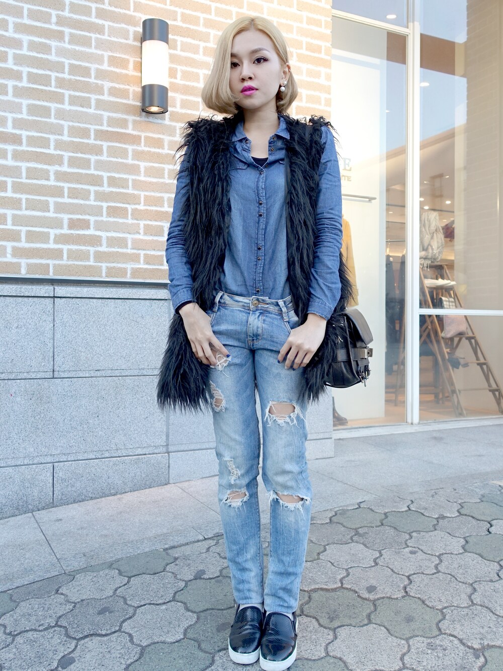 「Singapore、wearsg」｜「PROENZA SCHOULERのアイテム（ハンドバッグ、ブラック系）」を使った、stylist/evonchngさん（レディース・157cm）の秋コーディネートの1枚目の写真