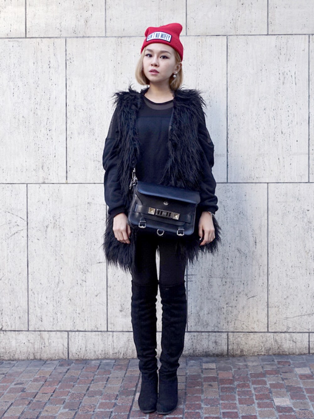 「Singapore、wearsg」｜「PROENZA SCHOULERのアイテム（ハンドバッグ、ブラック系）」を使った、stylist/evonchngさん（レディース・157cm）の冬コーディネートの1枚目の写真