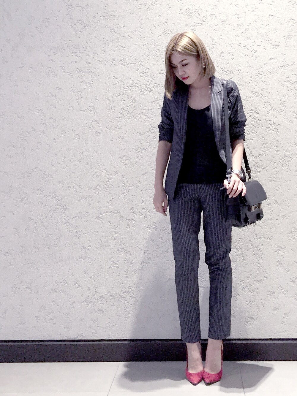 「Singapore、wearsg」｜「PROENZA SCHOULERのアイテム（ハンドバッグ、ブラック系）」を使った、stylist/evonchngさん（レディース・157cm）の冬コーディネートの1枚目の写真