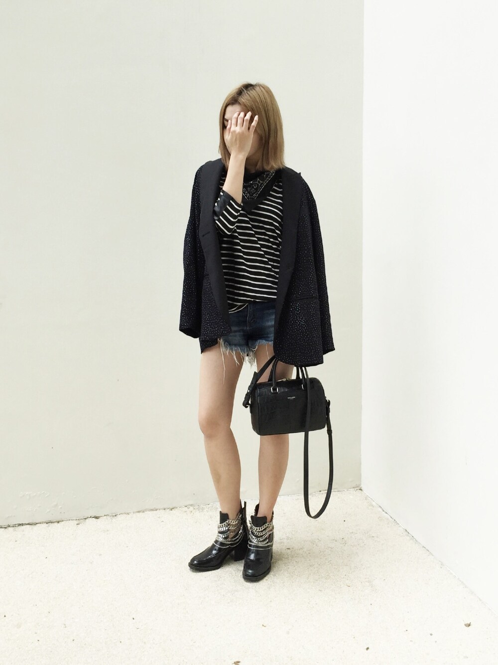「wearsg、Singapore」｜「ZARAのアイテム（Tシャツ/カットソー、ブラック系）」を使った、stylist/evonchngさん（レディース・157cm）の冬コーディネートの1枚目の写真