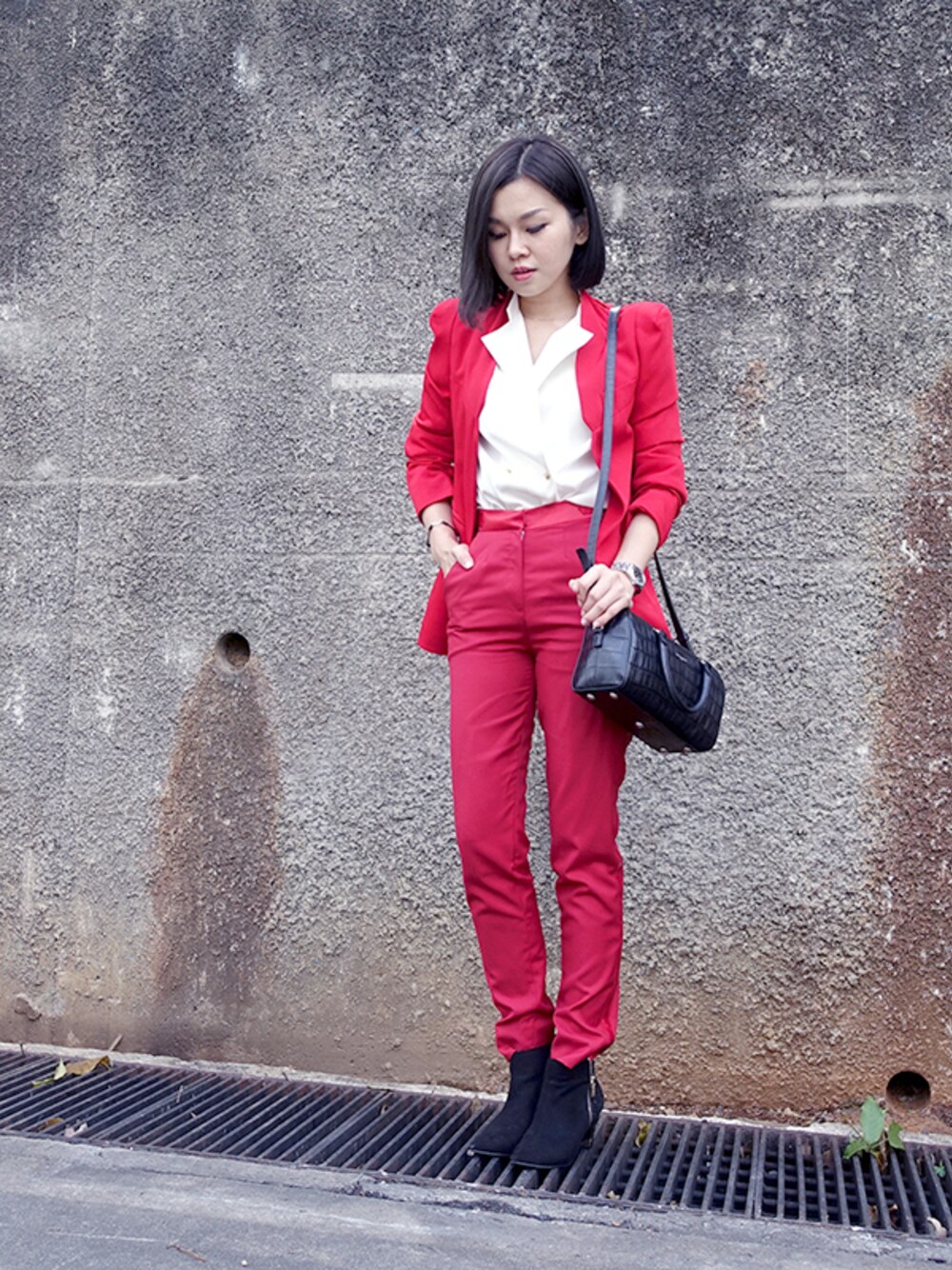 「 WEARsg、 singapore、wear_sg」｜「SAINT LAURENT PARISのアイテム（マフラー、レッド系）」を使った、stylist/evonchngさん（レディース・157cm）の冬コーディネートの1枚目の写真