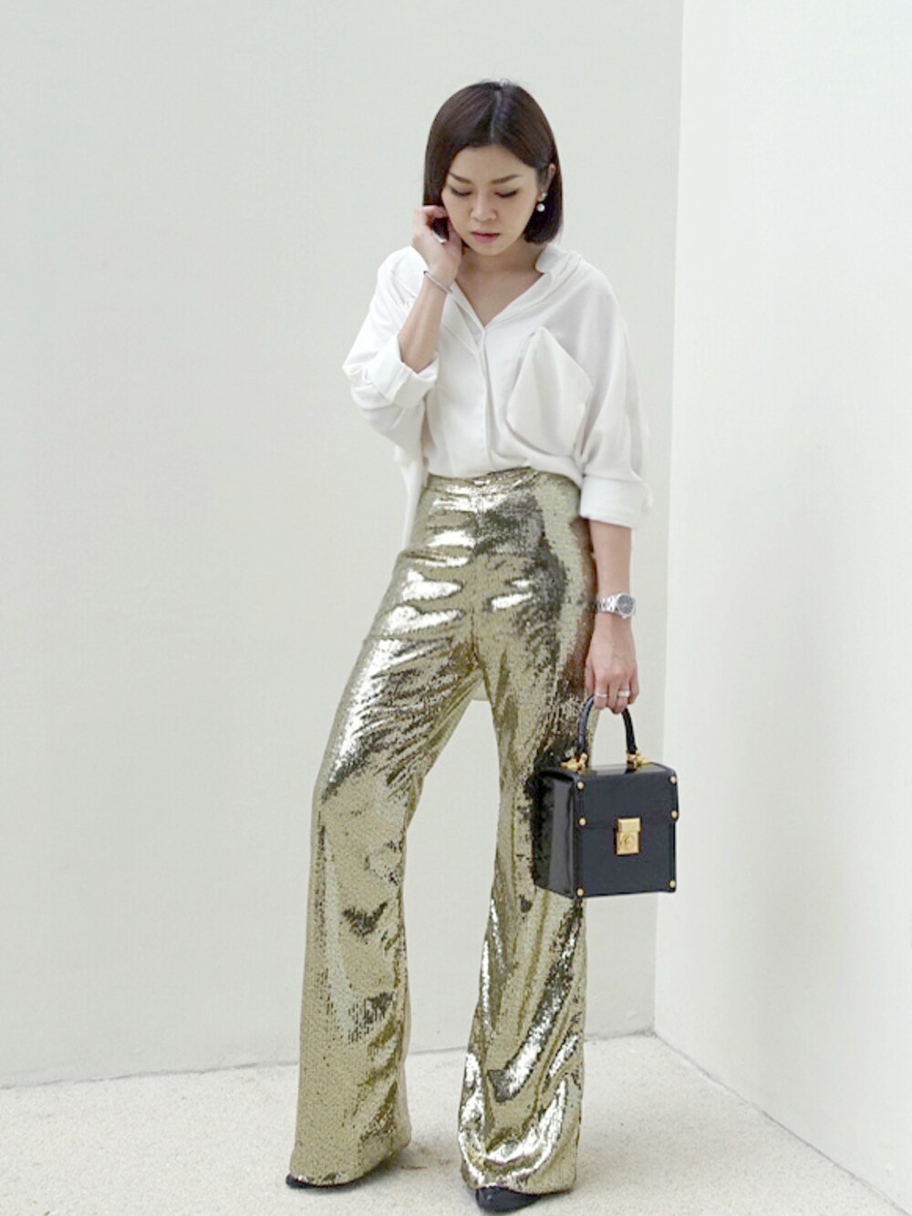 「Singapore、wearsg」｜「GIANNI VERSACEのアイテム（ハンドバッグ、ブラック系）」を使った、stylist/evonchngさん（レディース・157cm）の冬コーディネートの1枚目の写真