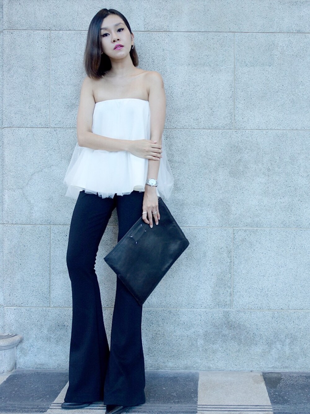 「Singapore、wearsg」｜「MARTIN MARGIELAのアイテム（クラッチバッグ、ブラック系）」を使った、stylist/evonchngさん（レディース・157cm）の秋コーディネートの1枚目の写真