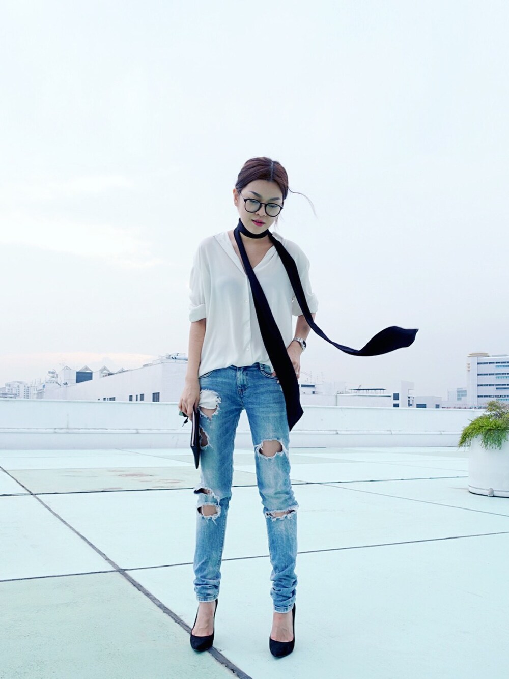 「Singapore、wearsg」｜「ZARAのアイテム（マフラー、ブラック系）」を使った、stylist/evonchngさん（レディース・157cm）の秋コーディネートの1枚目の写真