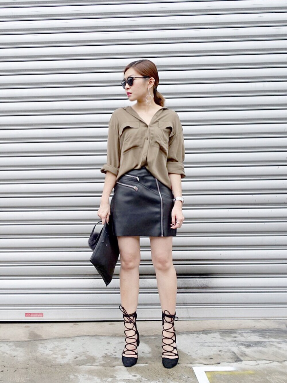「wearsg、Singapore」｜「MICHAEL KORSのアイテム（シャツ/ブラウス、グリーン系）」を使った、stylist/evonchngさん（レディース・157cm）の秋コーディネートの1枚目の写真