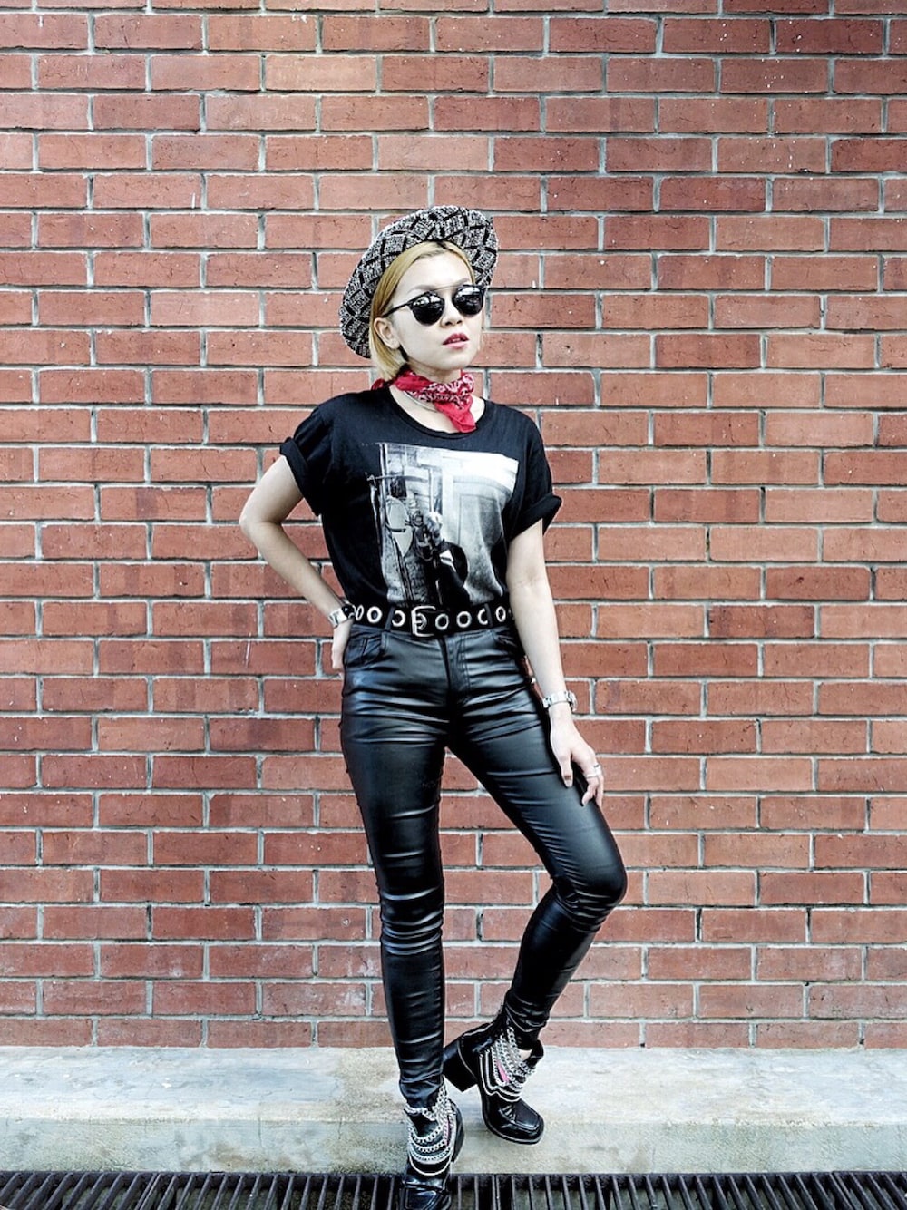 「wearsg、Singapore」｜「HYSTERIC GLAMOURのアイテム（Tシャツ/カットソー、ブラック系）」を使った、stylist/evonchngさん（レディース・157cm）の冬コーディネートの1枚目の写真