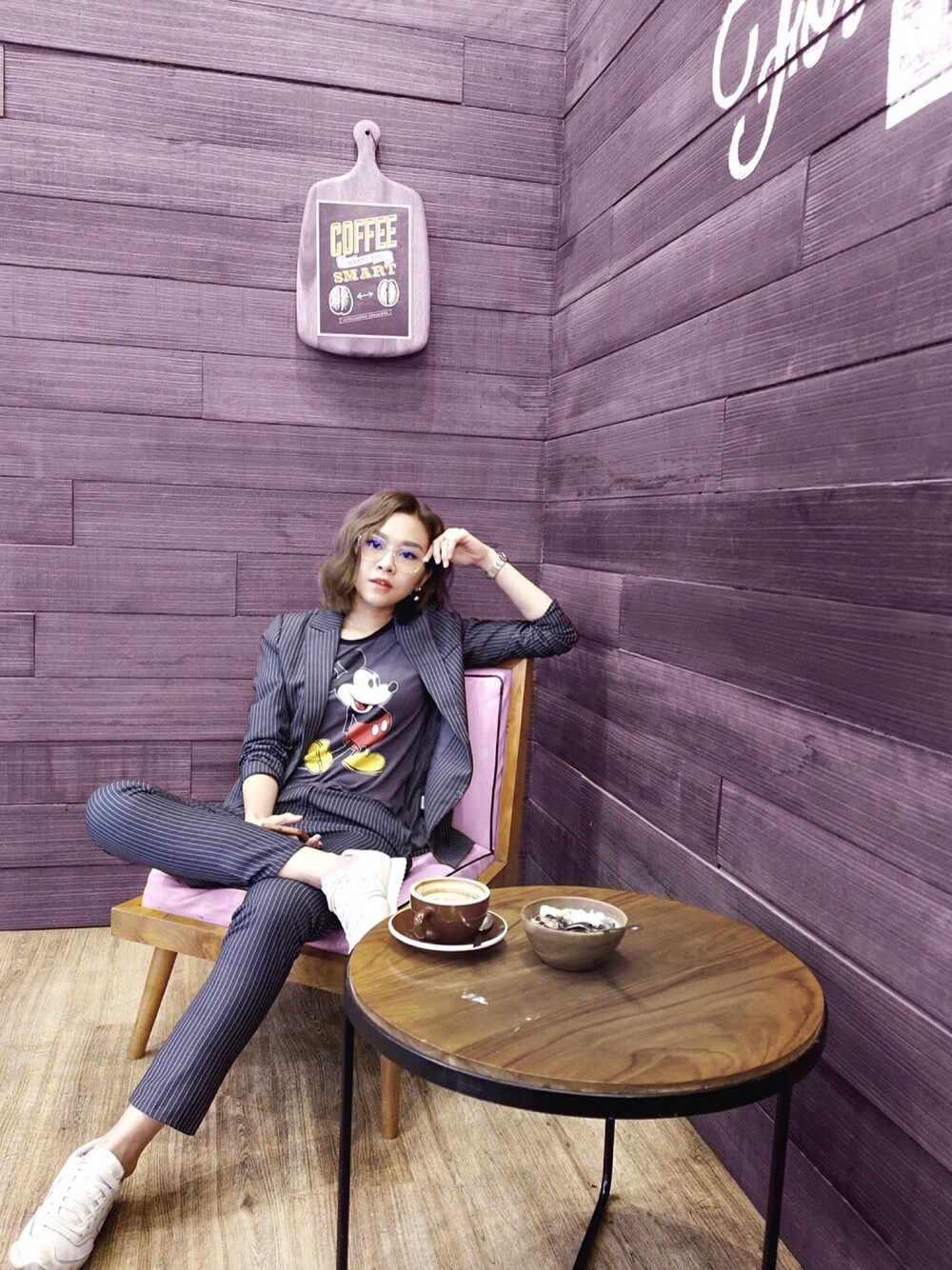 「wearsg、Singapore」｜「FOREVER 21のアイテム（Tシャツ/カットソー、グレー系）」を使った、stylist/evonchngさん（レディース・157cm）の夏コーディネートの1枚目の写真