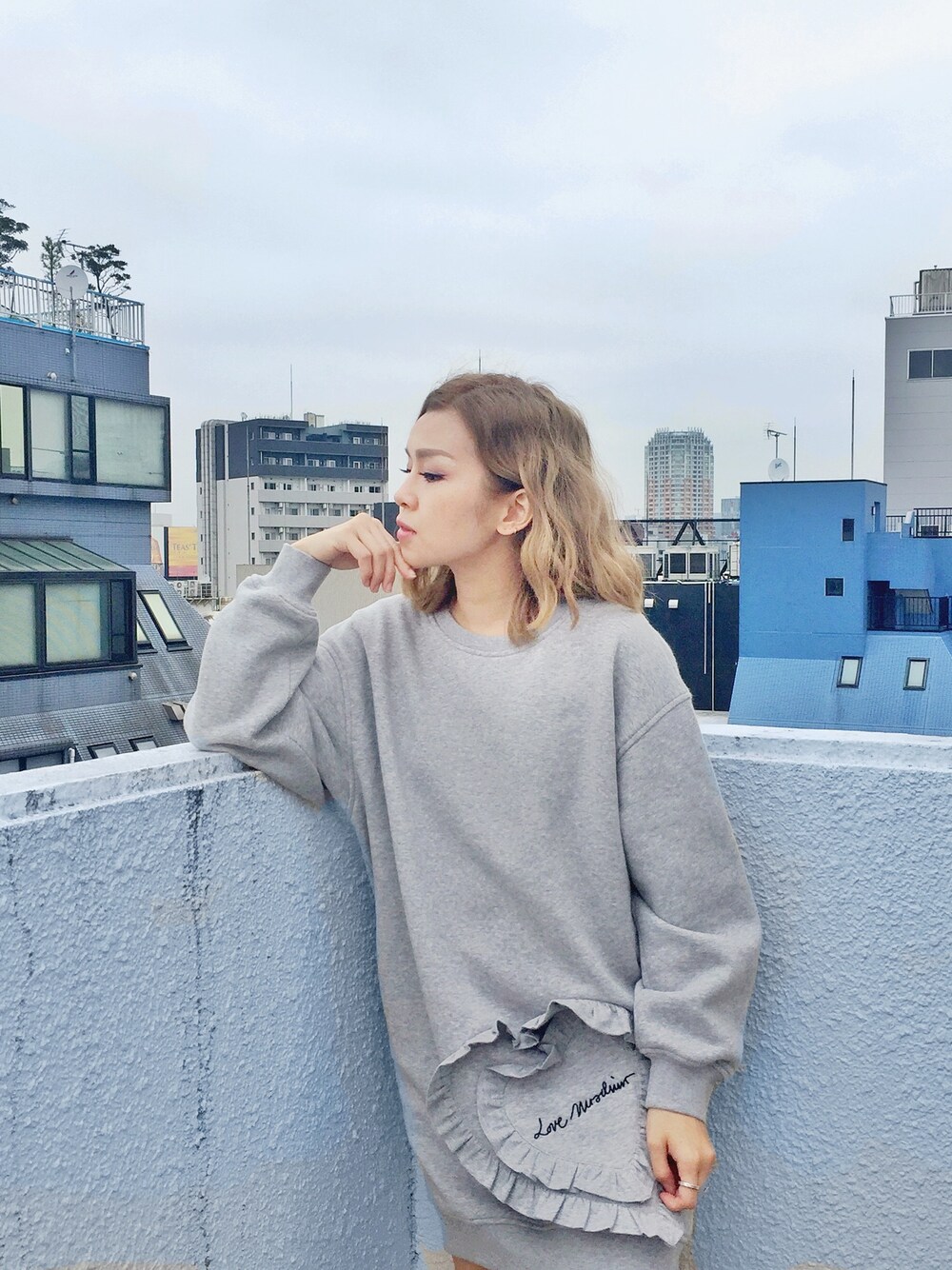 「Singapore、shibuya、wearsg」｜「Love Moschinoのアイテム（ワンピース、グレー系）」を使った、stylist/evonchngさん（レディース・157cm）の秋コーディネートの1枚目の写真