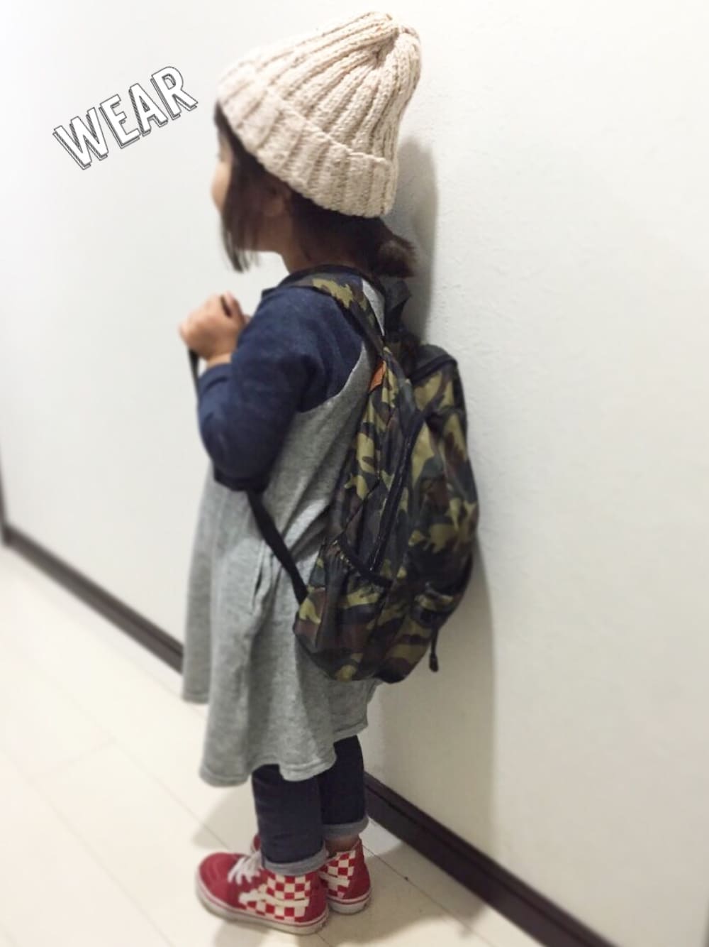 「kids、ニット帽、ワンピース、レギンス、スニーカー、リュック、こどもビームス、バンズ、前髪ぱっつん」｜「SHIPSのSHIPS KIDS:デイパック S 2015（バックパック/リュック、グリーン系）」を使った、Saku＊Hanaさん（キッズ・110cm）の秋コーディネートの1枚目の写真