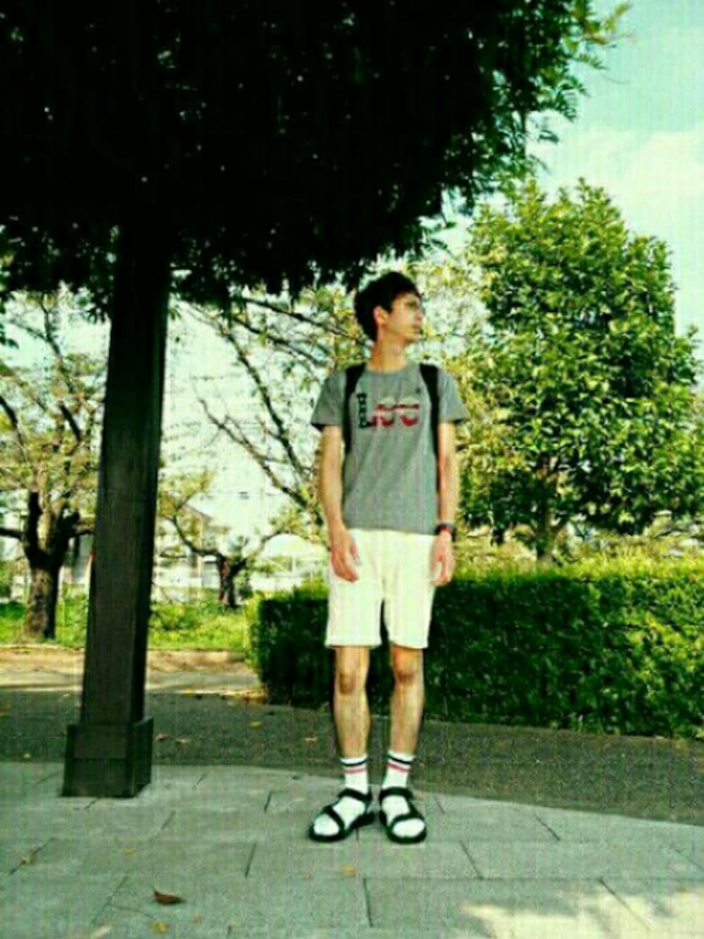 ブラック系のサンダル、グレー系のTシャツ/カットソー、その他のその他を着用したメンズの秋コーディネートの1枚目の写真