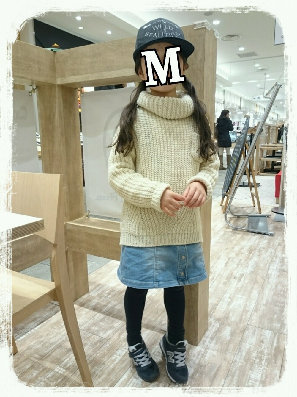 「ざっくりニット、NEWBALANCE、キャップ、ZARA、デニムスカート」｜「☆のアイテム（その他、グレー系）」を使った、Mirinさん（キッズ・120cm）の冬コーディネートの1枚目の写真