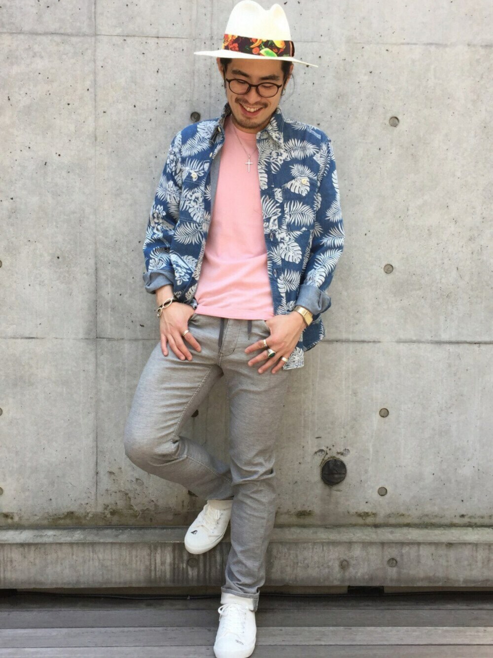 ブルー系のシャツ/ブラウス、グレー系のその他パンツ、ピンク系のTシャツ/カットソーを着用したメンズの春コーディネートの1枚目の写真