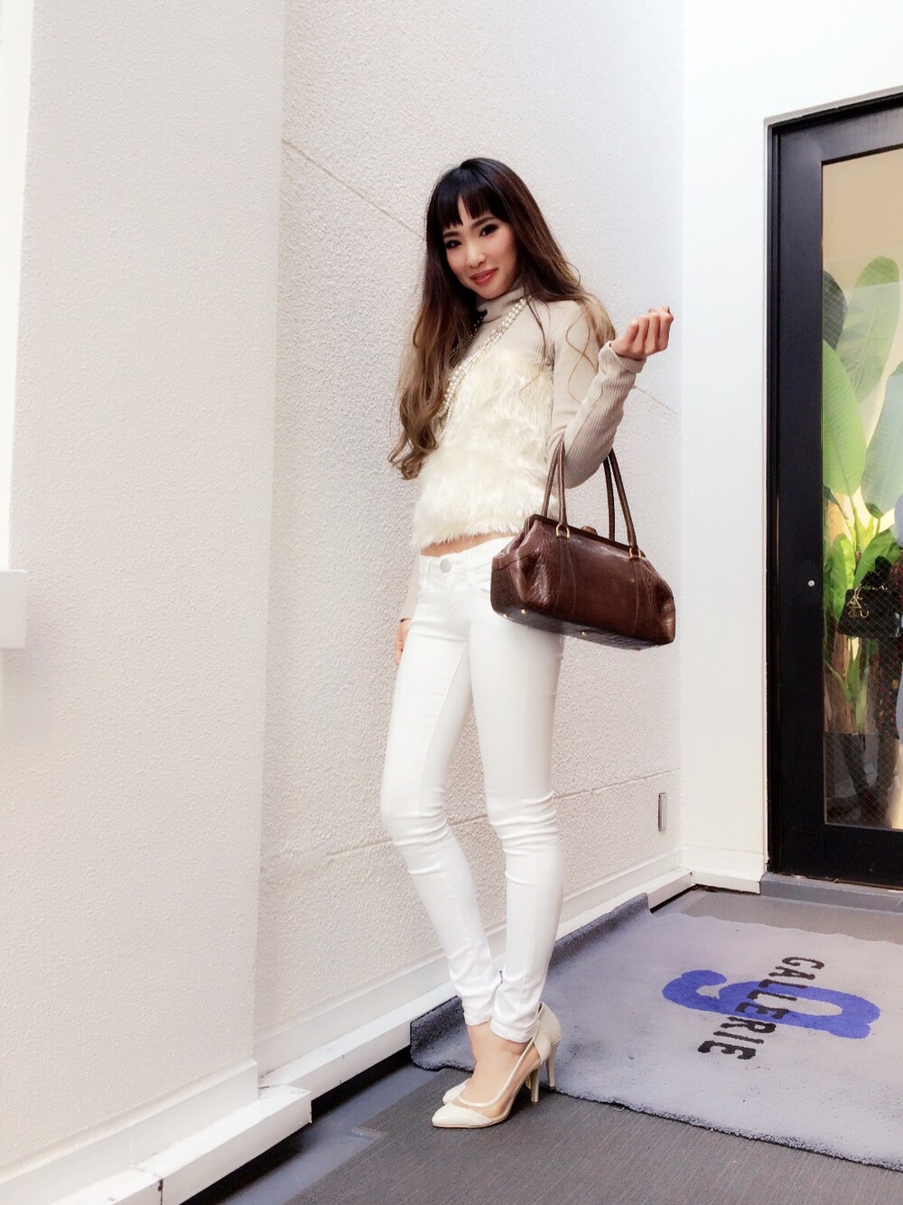 「GALLERIE、KBF、オンザ眉毛、ホワイト、chanel、グラデーション、パールネックレス」｜「KBFのアイテム（チューブトップ、ベージュ系）」を使った、yukaさん（レディース・168cm）の冬コーディネートの1枚目の写真