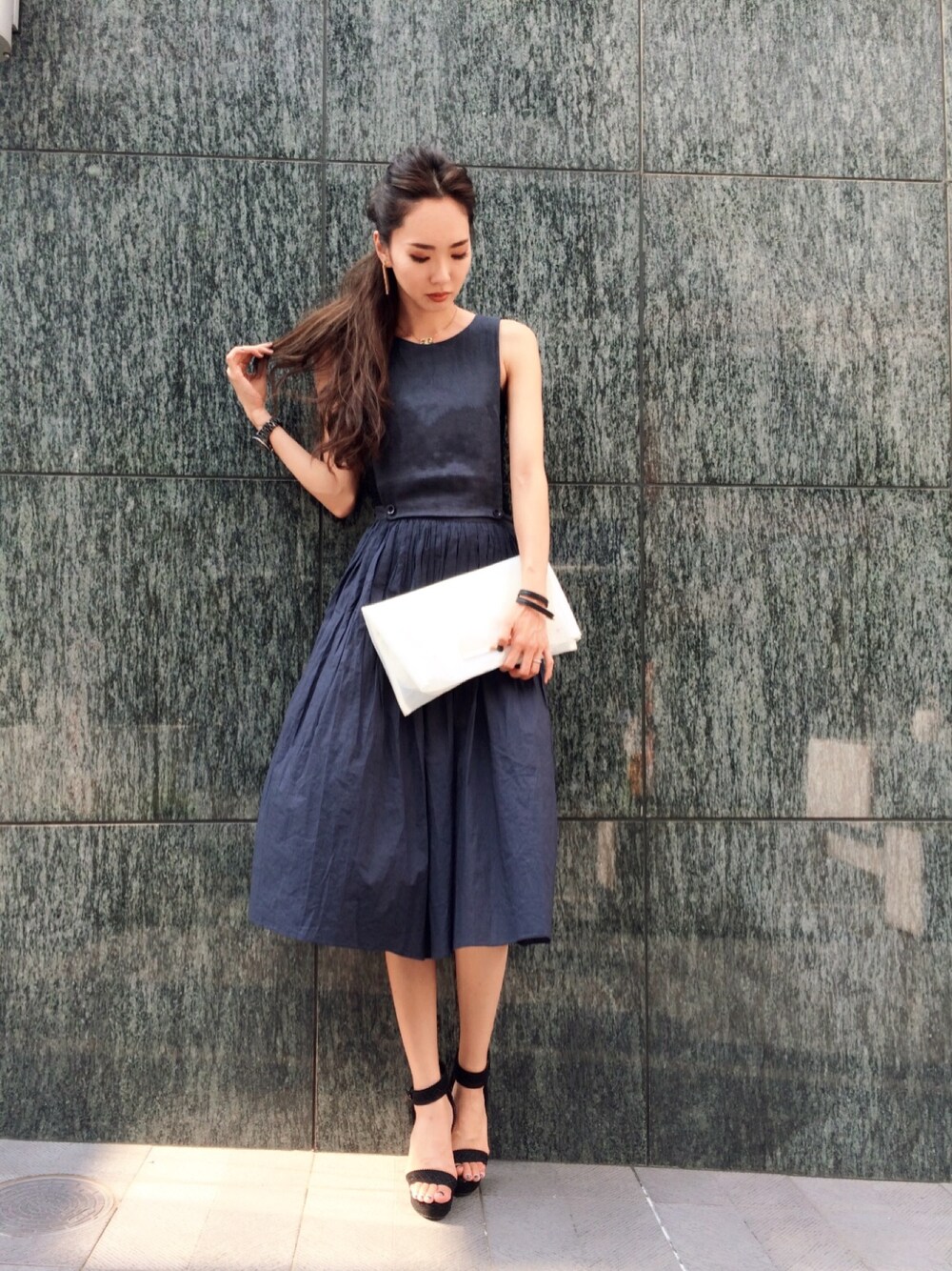 「GALLERIE、GIVENCHY、ZARA、ワンピース、ネイビー、ootd」｜「GALLERIEのアイテム（ワンピース、ブルー系）」を使った、yukaさん（レディース・166cm）の夏コーディネートの1枚目の写真