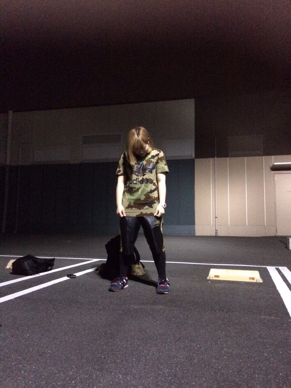 その他のTシャツ/カットソー、ブラック系のパンツ、ブラック系のその他を着用したレディースの春コーディネートの1枚目の写真