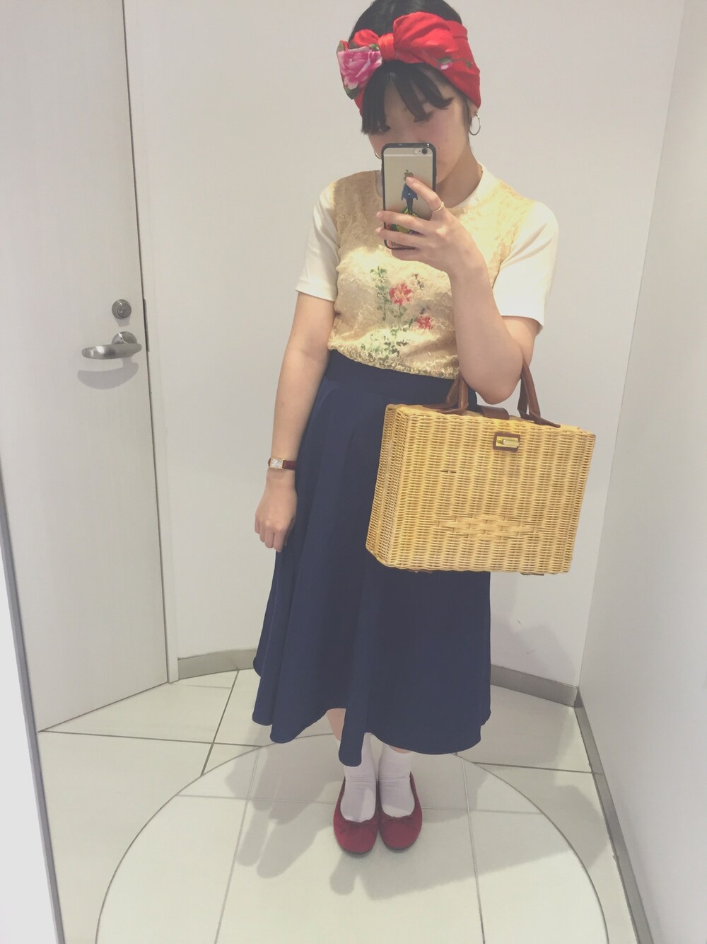 「古着、used、スカーフ、かごバッグ、ミモレ丈スカート、白ソックス、無印良品、フラットシューズ」｜「MERCURYDUOのアイテム（かごバッグ、ベージュ系）」を使った、きゃすみ。さん（レディース・149cm）の夏コーディネートの1枚目の写真
