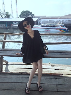 「アイテム（ビーチサンダル、ブラック系）」を使った、李CHICHIさん（レディース・162cm）の春コーディネート