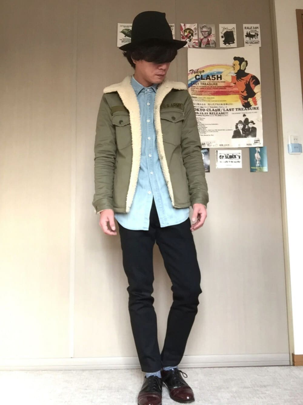 ブルー系のシャツ/ブラウス、ブラウン系のドレスシューズ、グリーン系のミリタリージャケットを着用したメンズの冬コーディネートの1枚目の写真