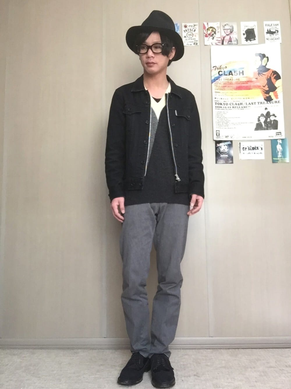 ブラック系のデニムジャケット、その他のニット/セーター、グレー系のスラックスを着用したメンズの冬コーディネートの1枚目の写真