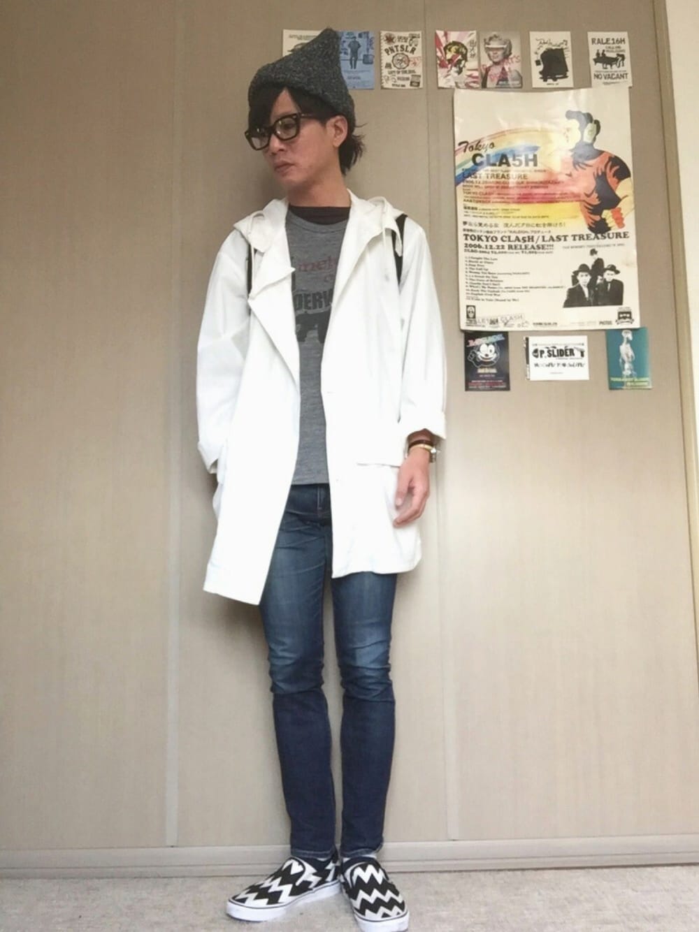 ホワイト系のミリタリージャケット、その他のスニーカー、ブルー系のデニムパンツを着用したメンズの春コーディネートの1枚目の写真