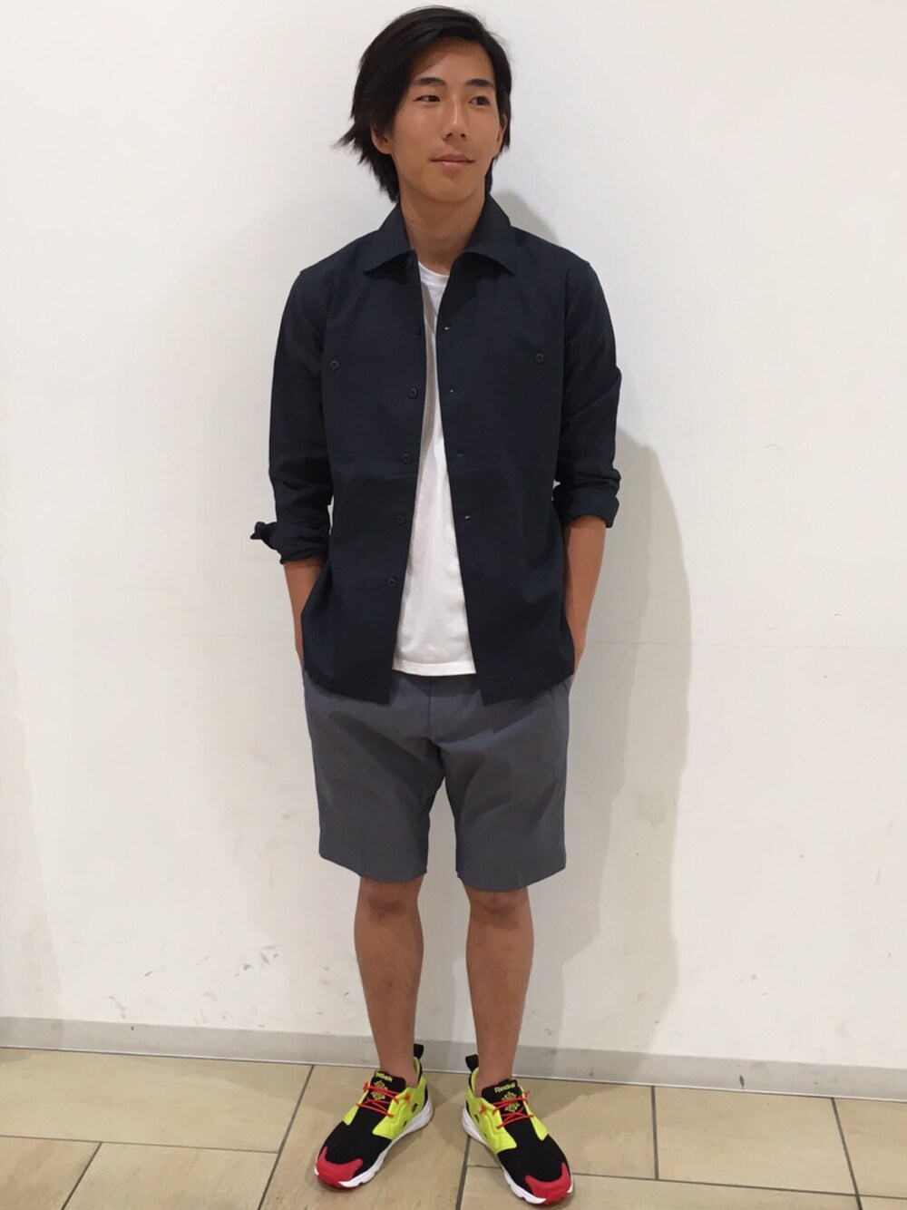 「MYSELF ABAHOUSE、夏、スニーカー、白Tシャツ、ショートパンツ、シンプル」｜「MYSELF ABAHOUSEのアイテム（ミリタリージャケット、ブラック系）」を使った、miyashiさん（メンズ・172cm）の夏コーディネートの1枚目の写真