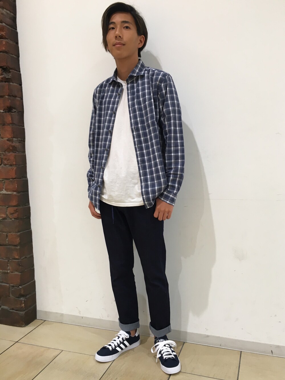 「秋、シャツ×デニム、adidas、MYSELF ABAHOUSE、ストリート、シンプル」｜「MYSELF ABAHOUSEのﾁｪｯｸﾜｲﾄﾞｽﾌﾟﾚｯﾄﾞ（シャツ/ブラウス、ブルー系）」を使った、miyashiさん（メンズ・172cm）の夏コーディネートの1枚目の写真