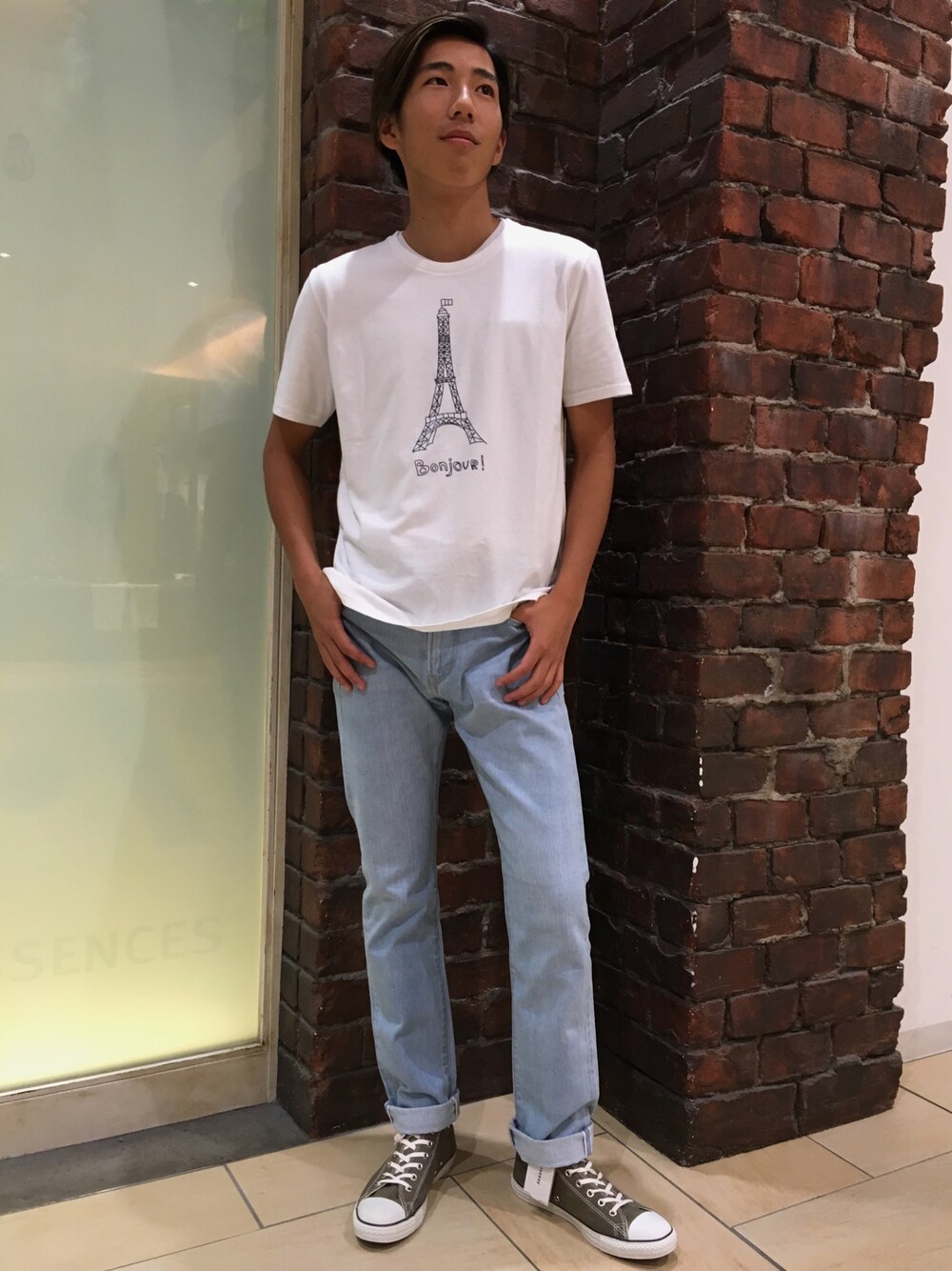 「シンプル、MYSELF ABAHOUSE、デニム、converse、カジュアル」｜「MYSELF ABAHOUSEのボンジュールTシャツ（Tシャツ/カットソー、ホワイト系）」を使った、miyashiさん（メンズ・172cm）の夏コーディネートの1枚目の写真