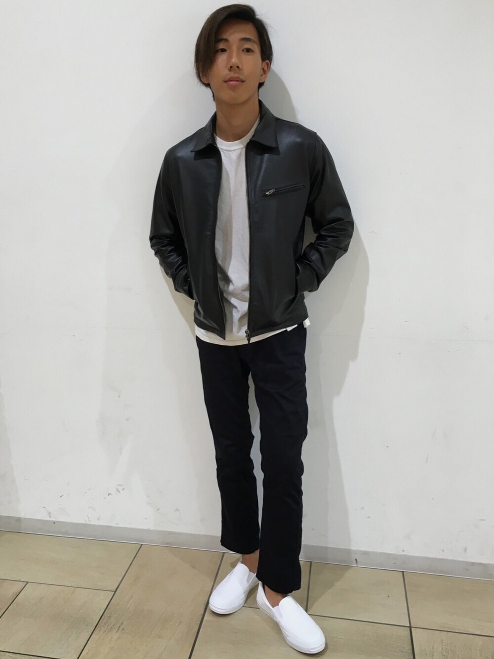「MYSELF ABAHOUSE、モノトーン、レザージャケット、converse、シンプル」｜「MYSELF ABAHOUSEのレザージャケット（ライダースジャケット、ブラック系）」を使った、miyashiさん（メンズ・172cm）の夏コーディネートの1枚目の写真