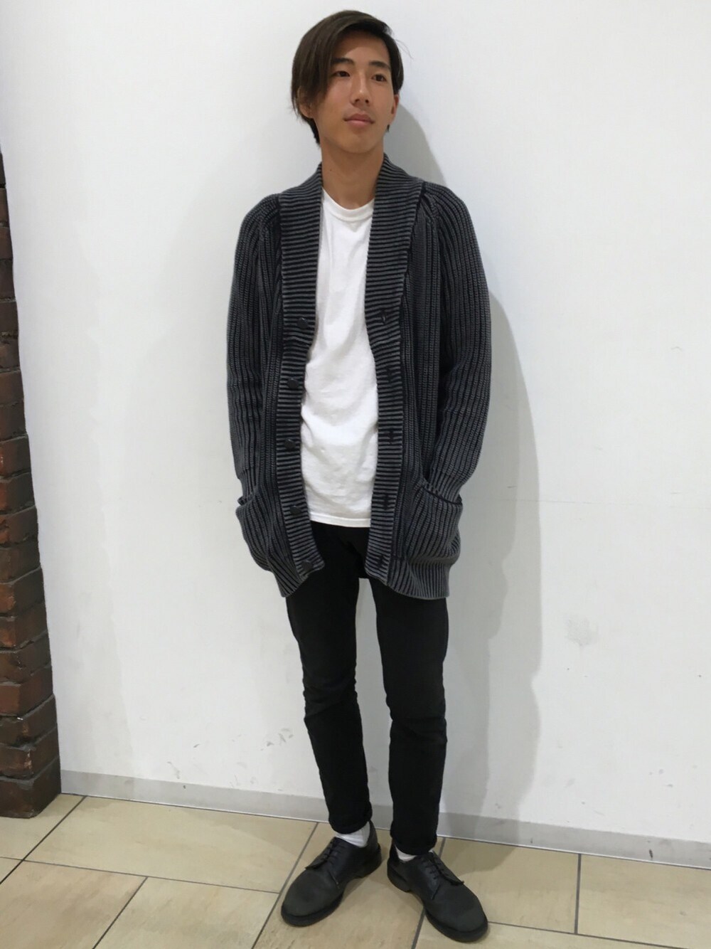 「MYSELF ABAHOUSE、ootd、モノトーン、Dr.Martens、クロスキニー、カーディガン、シンプル」｜「MYSELF ABAHOUSEのストーンウォッシュカーディガン（カーディガン/ボレロ、ブラック系）」を使った、miyashiさん（メンズ・172cm）の夏コーディネートの1枚目の写真