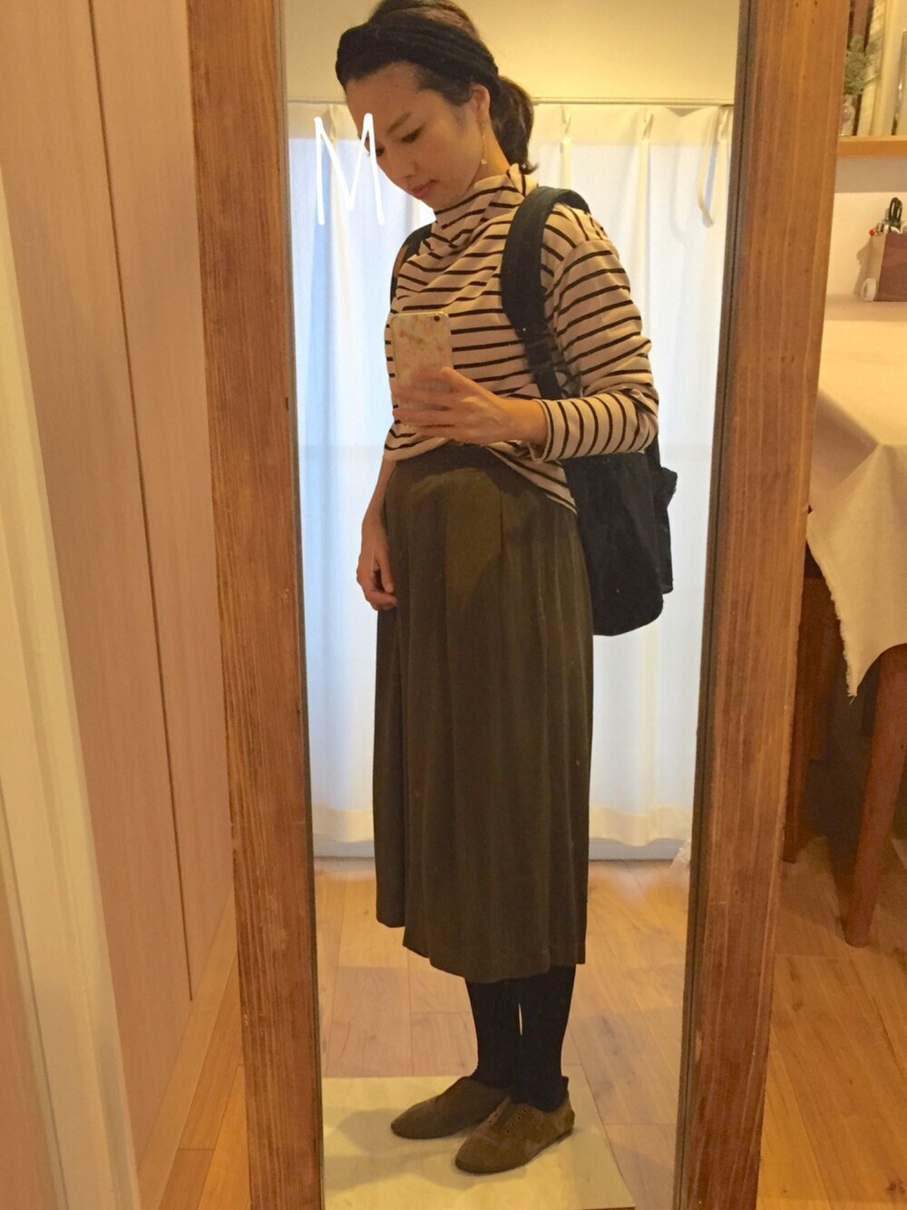 ベージュ系のTシャツ/カットソー、グリーン系のその他パンツ、グリーン系のシューズを着用したレディースの冬コーディネートの1枚目の写真