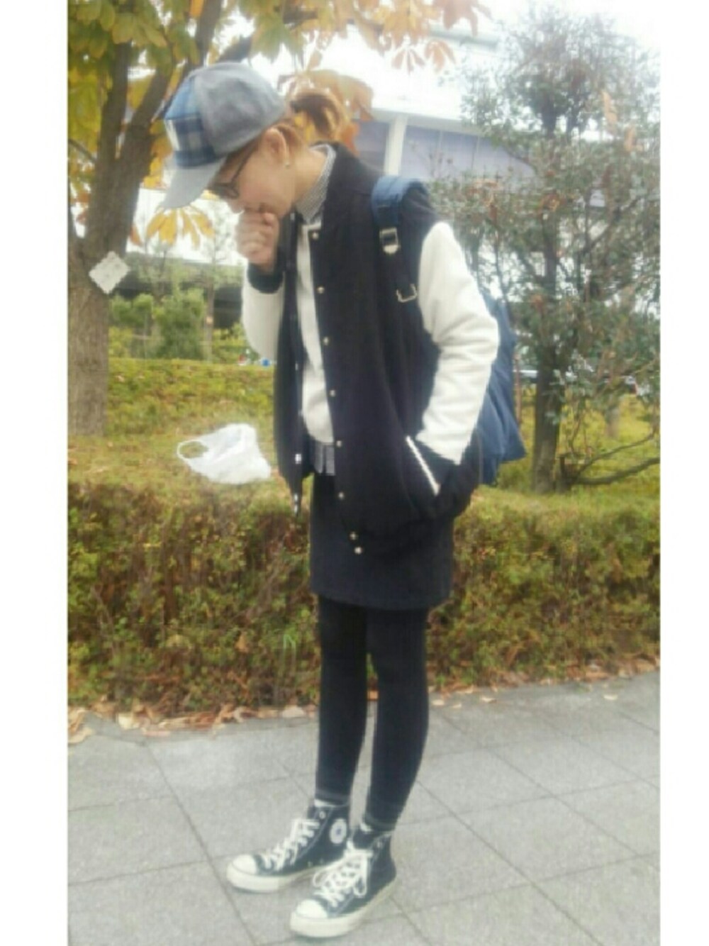 ブルー系のバックパック/リュック、ブラック系のスニーカー、その他のキャップを着用したレディースの冬コーディネートの1枚目の写真