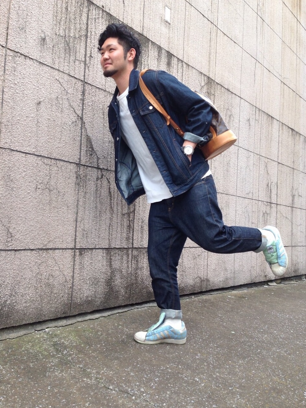 「ピクニック、デニムジャケット、デニム オン デニム、adidas、スニーカー、LouisVuitton、GAP、白ソックス、紐なしスニーカー、armaniexchange」｜「BEAMSのアイテム（Tシャツ/カットソー、ホワイト系）」を使った、Onoderaさん（メンズ・181cm）の春コーディネートの1枚目の写真