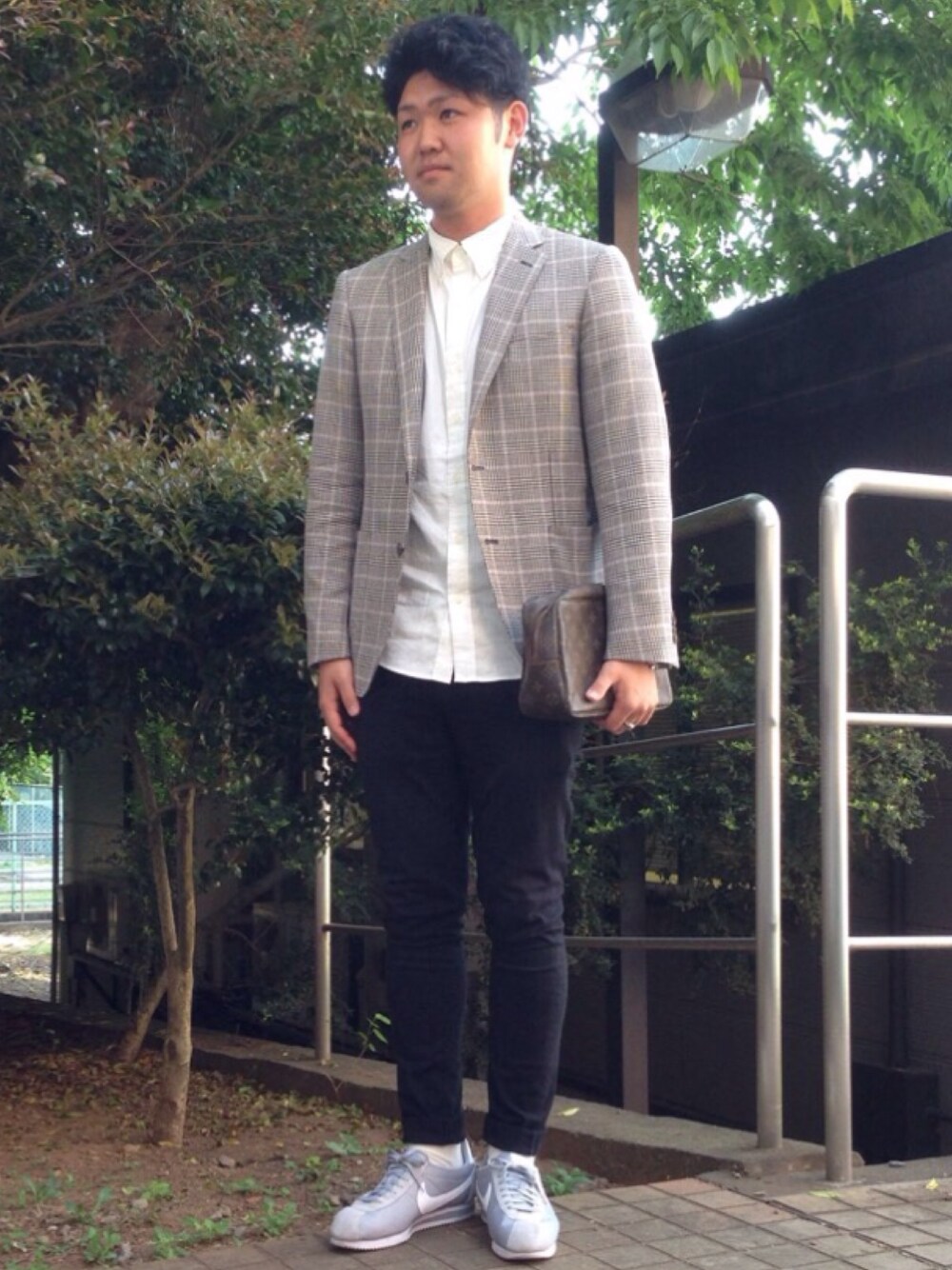 「BEAMS、NIKE、united arrows、LouisVuitton、ジャケットスタイル、スニーカー」｜「LOUIS VUITTONのアイテム（クラッチバッグ、ブラウン系）」を使った、Onoderaさん（メンズ・181cm）の春コーディネートの1枚目の写真