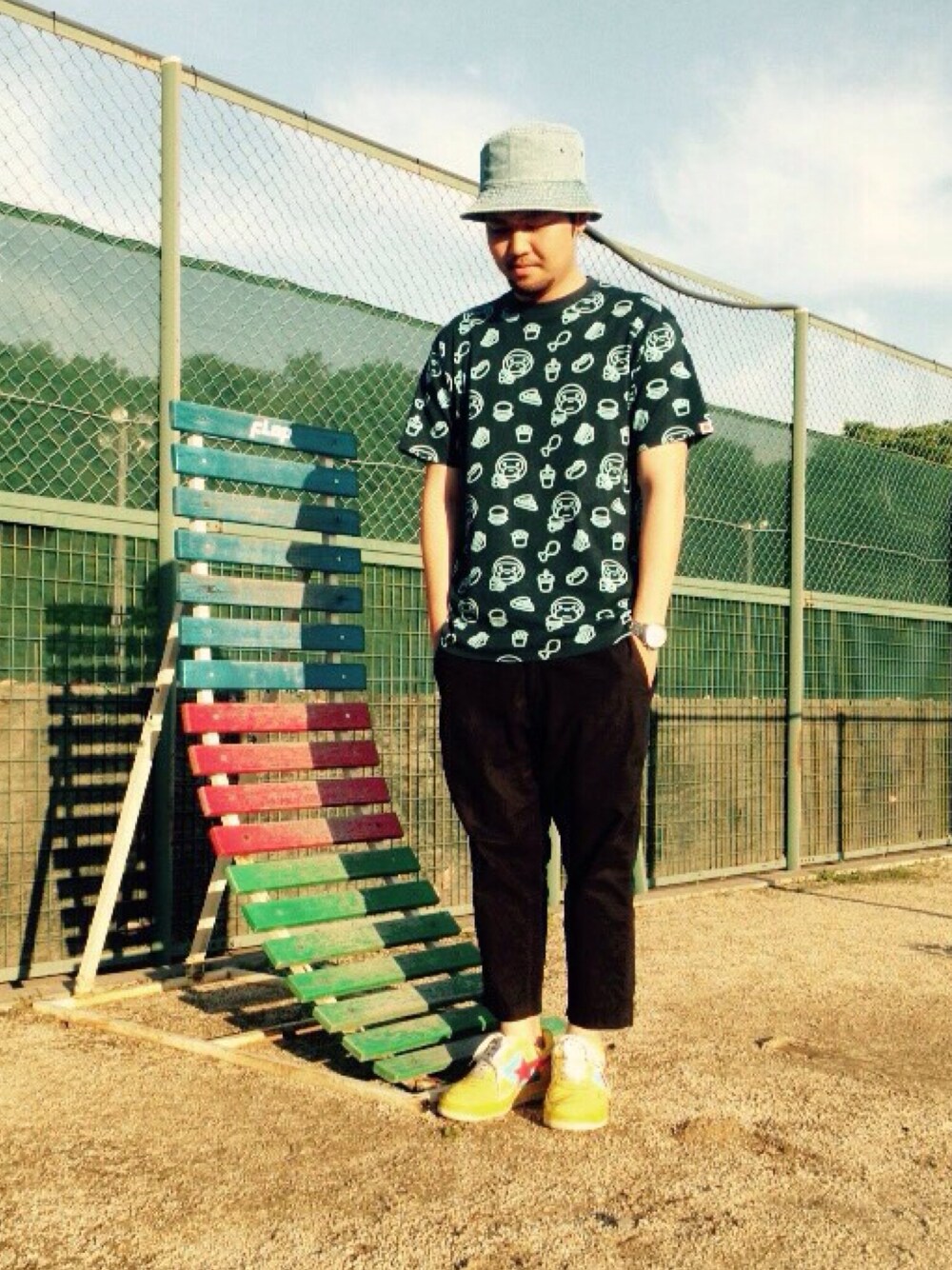 「ape、Bape、バケットハット、鉄棒、猿」｜「A BATHING APEのアイテム（Tシャツ/カットソー、ブルー系）」を使った、Onoderaさん（メンズ・181cm）の春コーディネートの1枚目の写真
