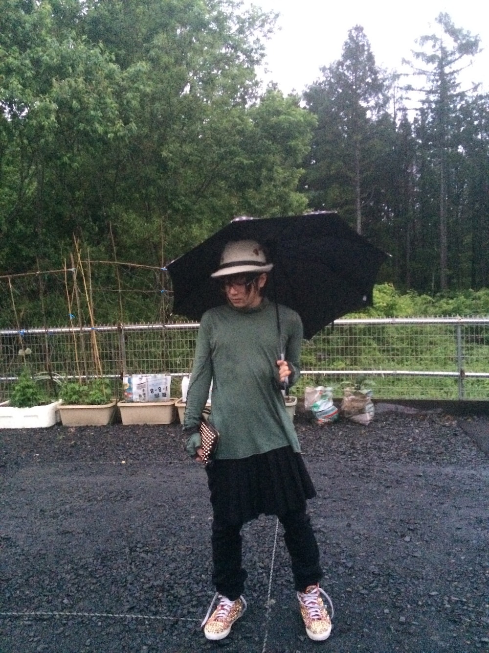 ブラック系のデニムパンツを着用したメンズの夏コーディネートの1枚目の写真
