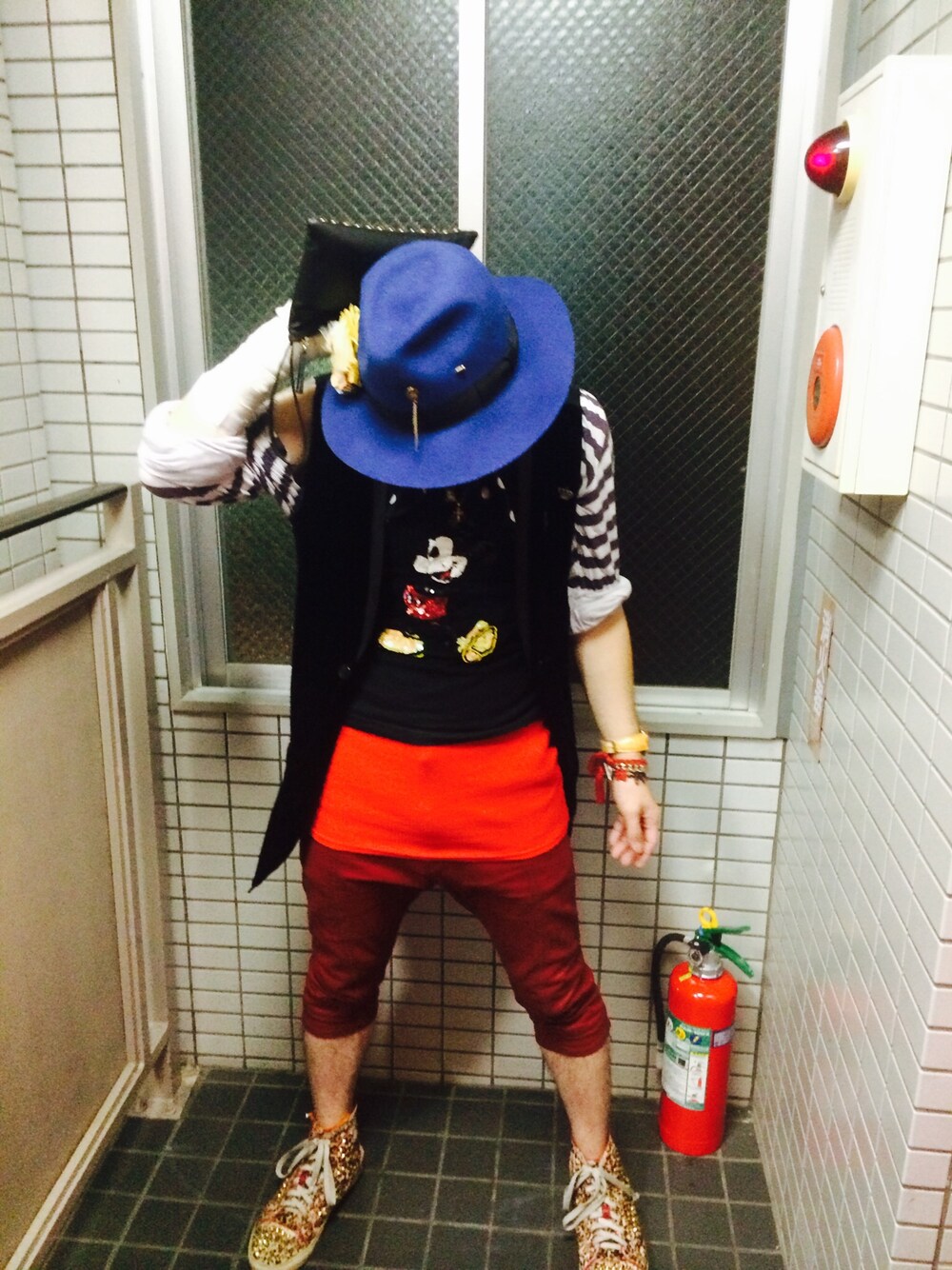 その他のTシャツ/カットソー、レッド系のデニムパンツ、ブルー系のハットを着用したメンズの秋コーディネートの1枚目の写真