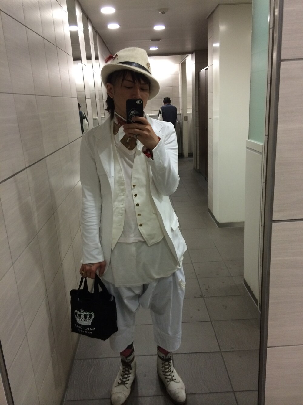 ホワイト系のテーラードジャケットを着用したメンズの春コーディネートの1枚目の写真