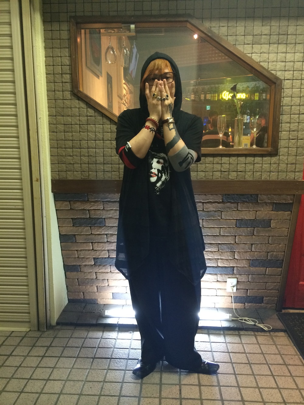 ブラック系のパーカー、ブラック系のTシャツ/カットソー、ブラック系のスラックスを着用したメンズの夏コーディネートの1枚目の写真