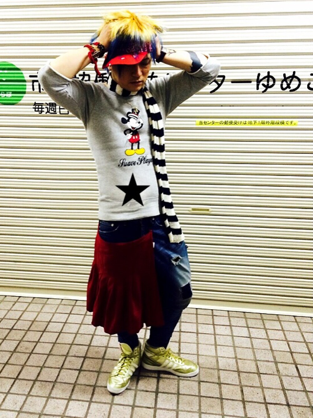 グレー系のスウェット、ゴールド系のスニーカー、レッド系のサンバイザーを着用したメンズの夏コーディネートの1枚目の写真